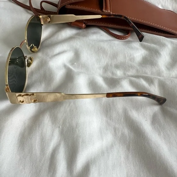 Sunglasses with Case - Picture 5 of 6